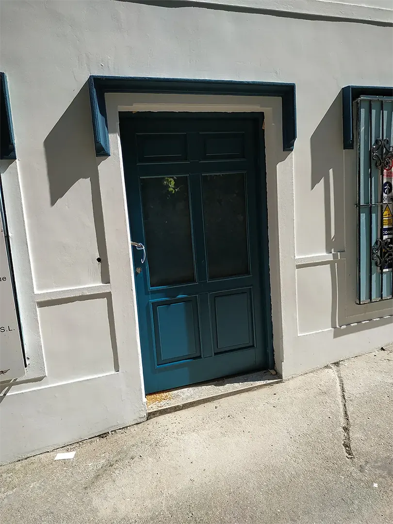 carpinteria puerta a medida azul 1