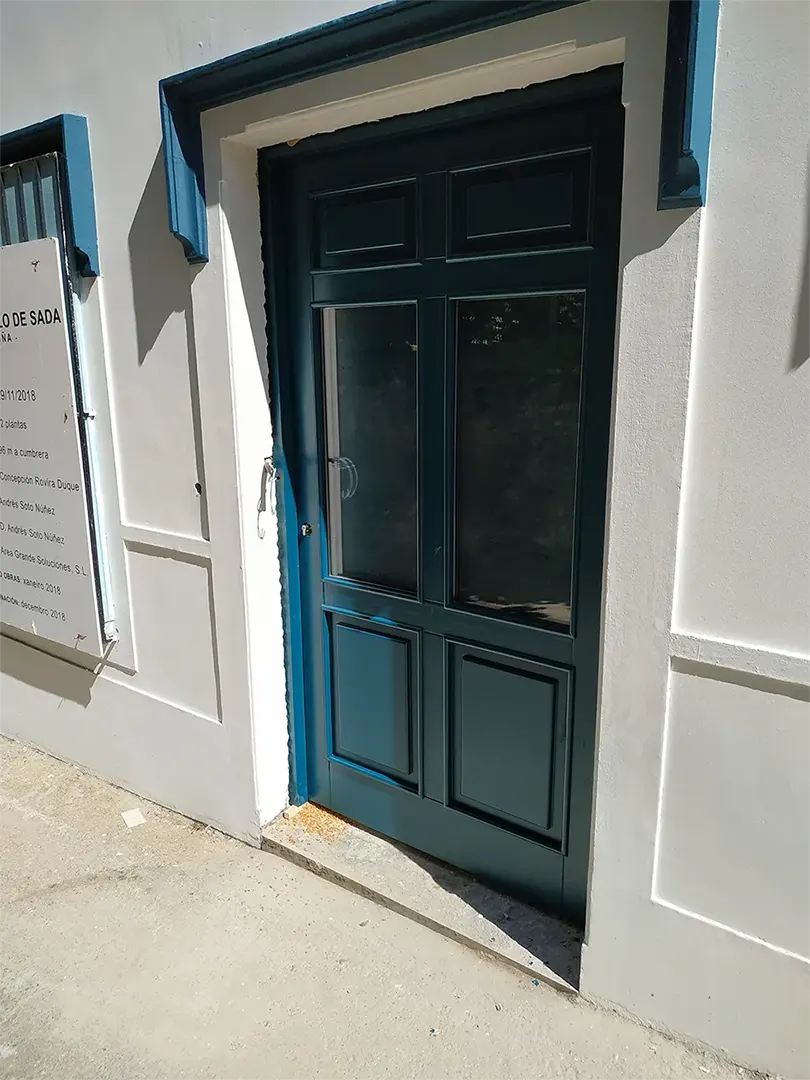 carpinteria puerta a medida grande azul 1