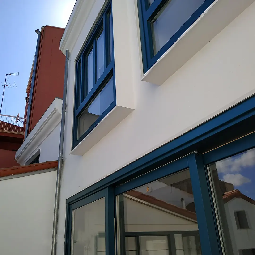 carpinteria ventanas fachada a medida azul 1