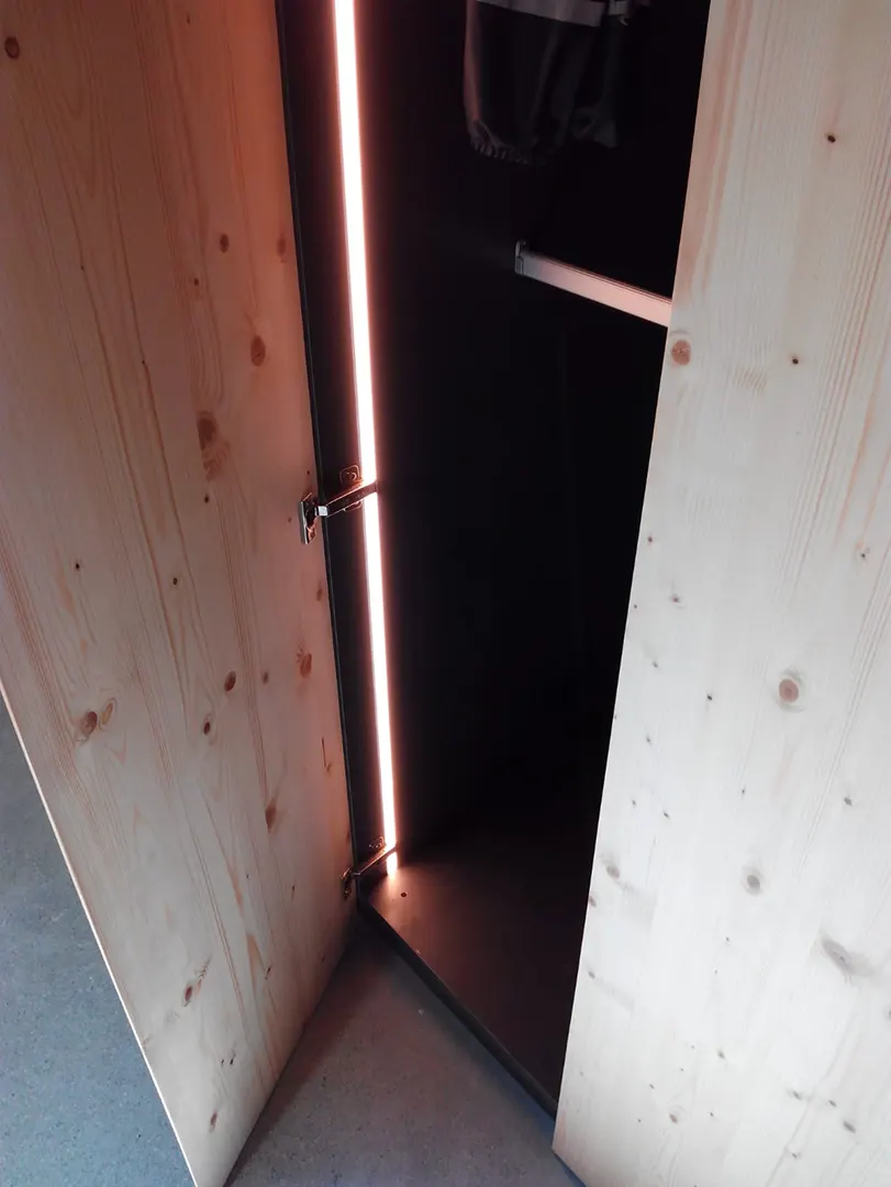 mueble armario panel madera puerta 1